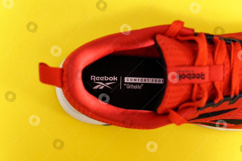 Скачать Тюмень, Россия-03 августа 2023 года: Мужские кроссовки Reebok модели Nanoflex TR V2. Желтый фон фотосток Ozero