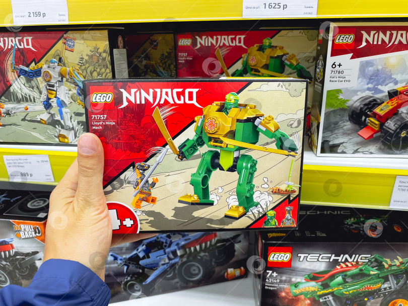 Скачать Тюмень, Россия - 14 августа 2023 года: Lego Ninjago 71757 - это линейка пластиковых строительных игрушек, которые производятся компанией Lego Group в Дании фотосток Ozero