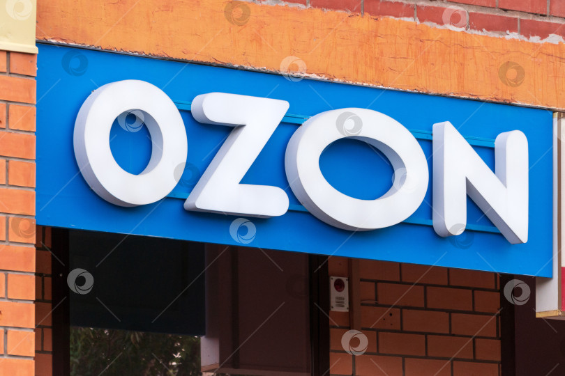 Скачать Тюмень, Россия-09 августа 2023 г.: Фон с логотипом интернет-магазина Ozone, интернет-магазины фотосток Ozero