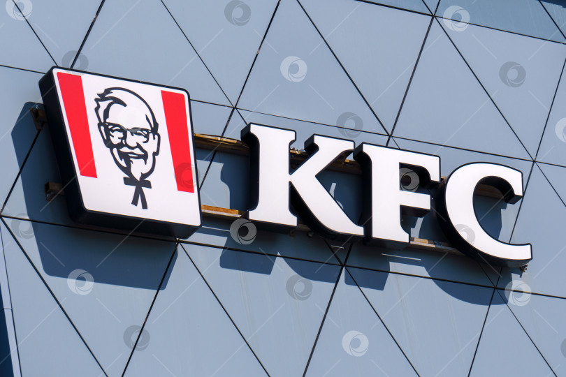 Скачать Тюмень, Россия-09 августа 2023 года: Крупный план логотипа KFC - американской сети ресторанов быстрого питания. фотосток Ozero