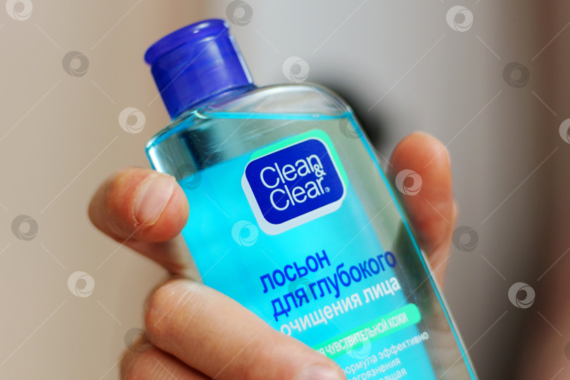 Скачать Тюмень, Россия-11 октября 2023 г.: Косметический продукт Clean and clear - бренд средств по уходу за проблемной кожей лица фотосток Ozero