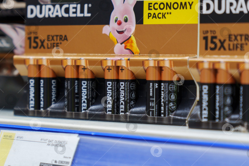 Скачать Тюмень, Россия - 04 ноября 2023 г.: Одноразовые батарейки Duracell. Батарейки разных размеров в рекламных блистерных упаковках в супермаркете. фотосток Ozero