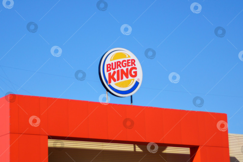 Скачать Тюмень, Россия- 23 сентября 2023 года: Логотип ресторана быстрого питания Burger King крупным планом фотосток Ozero