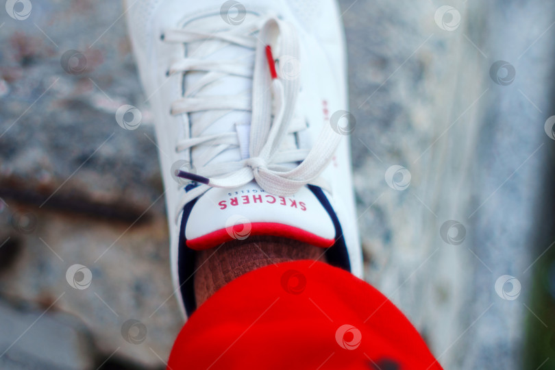 Скачать Тюмень, Россия - 14 сентября 2023 года: закрытие логотипа Skechers, бренда спортивной обуви. Выборочный фокус фотосток Ozero