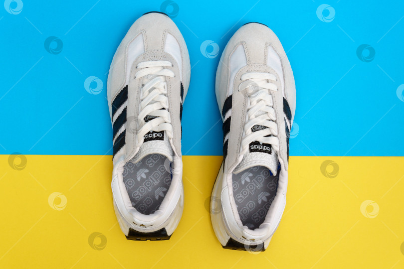 Скачать Тюмень, Россия-03 октября 2023 года: Белые кроссовки adidas на белом фоне. Новые чистые кроссовки фотосток Ozero