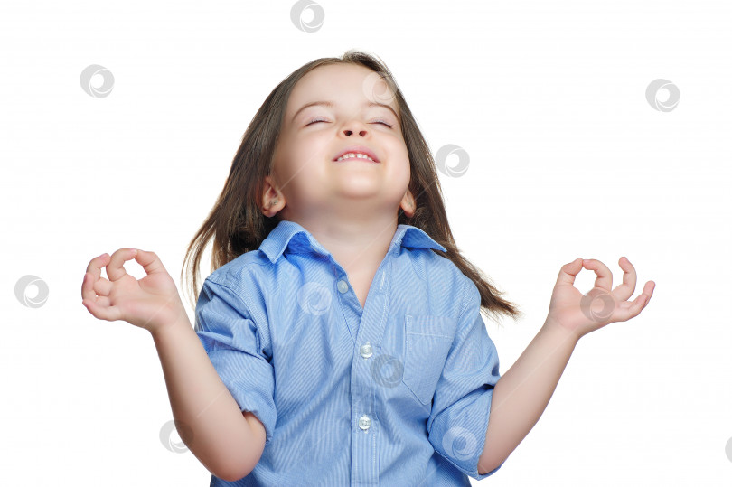 Скачать Маленькая девочка медитирует с закрытыми глазами на белом фоне фотосток Ozero