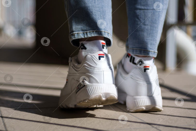 Скачать Тюмень, Россия - 23 сентября 2023 года: Обувь Fila, модель disruptor 2 white popular, снятая компаниями-производителями спортивной одежды для активного отдыха. фотосток Ozero