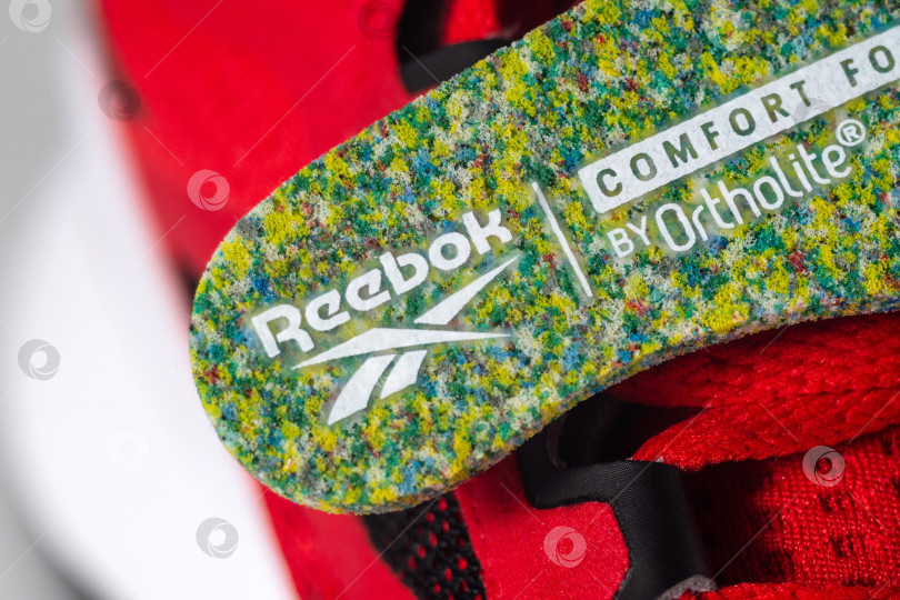 Скачать Тюмень, Россия-03 августа 2023 года: Мужские кроссовки Reebok модели Nanoflex TR V2. фотосток Ozero