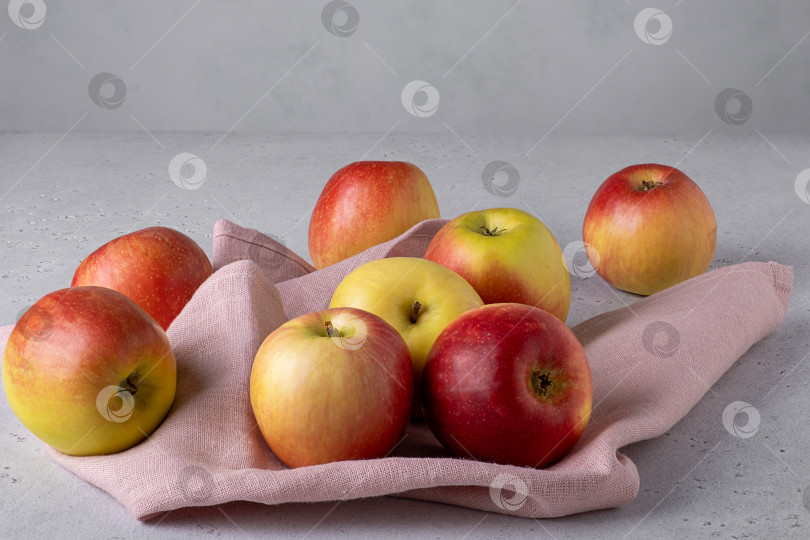 Скачать Красивые спелые яблоки на столе на льняной салфетке. Избирательный фокус. фотосток Ozero