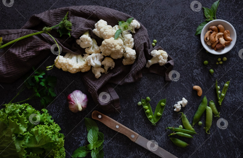 Скачать Цветная капуста с овощами и специями на фоне темного дерева фотосток Ozero