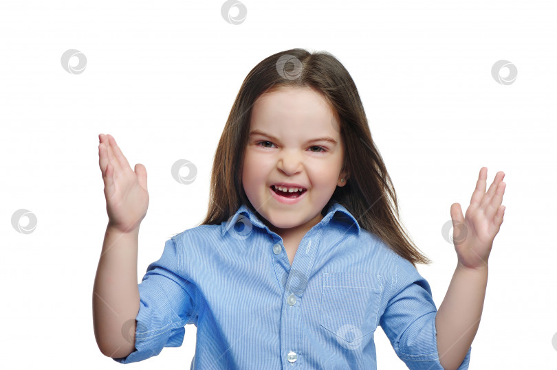 Скачать Маленькая девочка, изолированная на белом фоне, делает удивленный жест руками фотосток Ozero