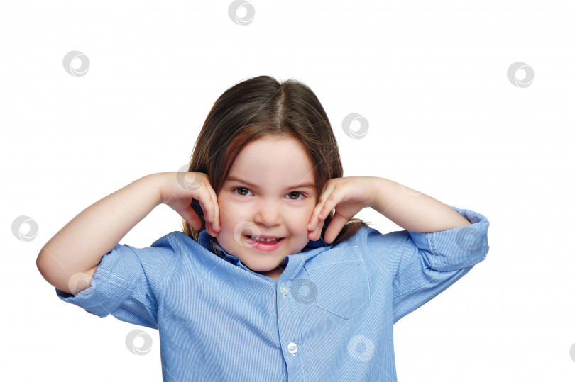 Скачать Маленькая девочка прижимает ладони к своим щекам фотосток Ozero