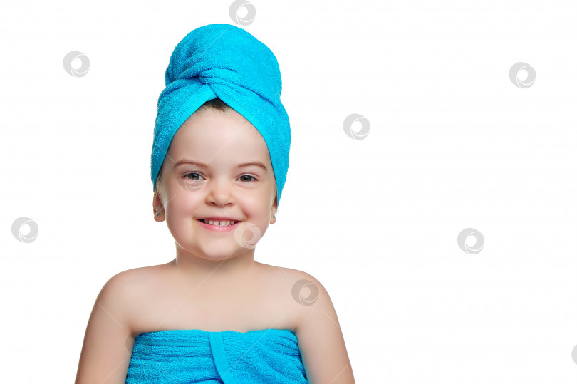 Скачать Улыбающаяся маленькая девочка с полотенцем на голове фотосток Ozero