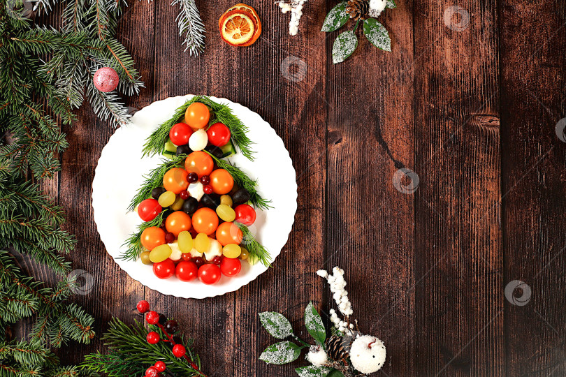 Скачать Рождественская елка из свежих овощей, сыра моцарелла, помидоров и оливок, Рождественская новогодняя еда, баннер для рекламы магазина, бара, меню для кафе, идеи приготовления и подачи праздничных блюд, фотосток Ozero