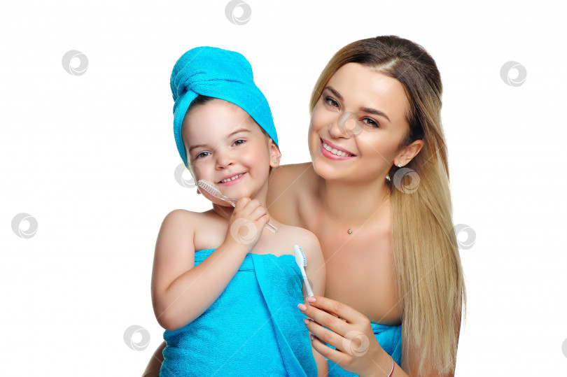 Скачать Мать учит свою дочь чистить зубы фотосток Ozero