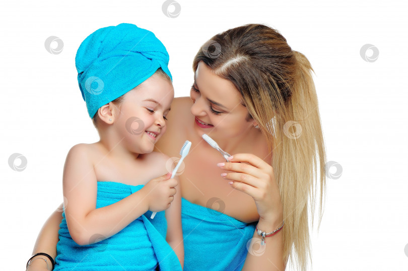 Скачать Маленькая девочка смотрит на зубную щетку фотосток Ozero