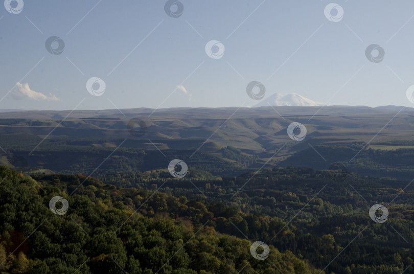 Скачать Вид на Эльбрус со стороны Пятигорска фотосток Ozero