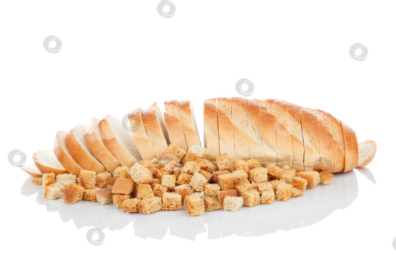 Скачать Нарезанный ломтиками хлеб и сухарики, выделенные на белом фоне. Нарезанный хлеб и крекеры, выделенные на белом фоне фотосток Ozero