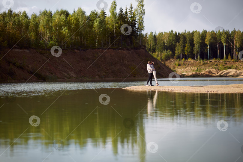 Скачать влюбленные возле озера фотосток Ozero