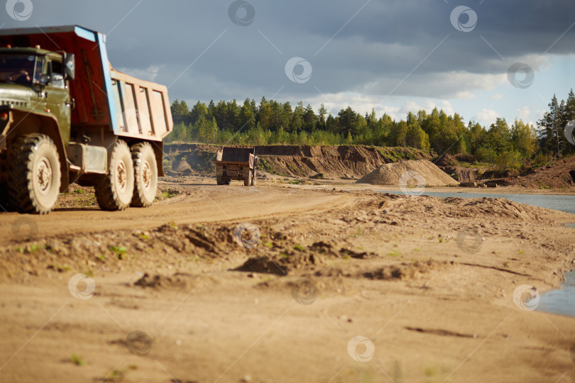 Скачать грузовики на песчаном карьере фотосток Ozero