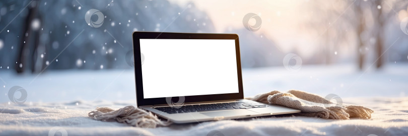 Скачать Макет ноутбука с белым экраном зимой, в помещении, на столе, под уютным пледом, у окна со снегом. Сезонная удаленная работа, Интернет, шопинг, Рождество и Новый год. Искусственный интеллект сгенерирован фотосток Ozero