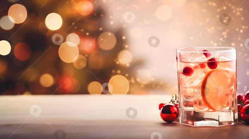 Скачать Праздничный напиток со свежими ягодами, долькой апельсина и сиянием рождественских огней на теплом фоне боке с copy space. Хрустящий коктейль с клюквой и цитрусовыми, искрящееся боке и праздничная атмосфера фотосток Ozero