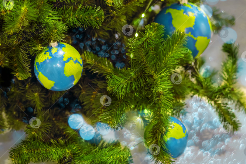 Скачать Глобусы на рождественской елке. Планета Земля, путешествуйте по миру фотосток Ozero