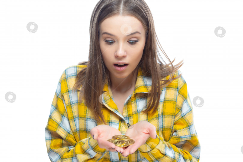 Скачать Портрет несчастной молодой женщины, смотрящей на монеты на своих ладонях, выделенный на белом фоне. Концепция бедности, дороговизны, высоких цен фотосток Ozero