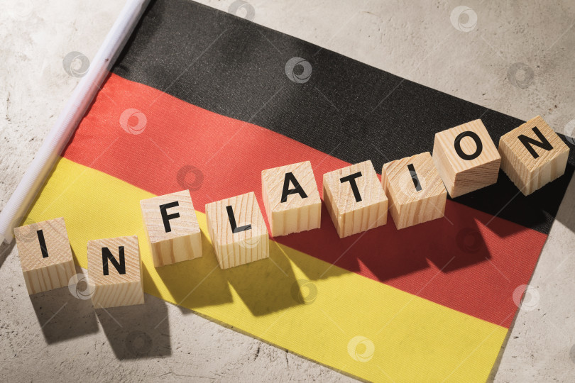 Скачать Флаг Германии и деревянные кубики с текстом, концепция на тему инфляции в стране фотосток Ozero