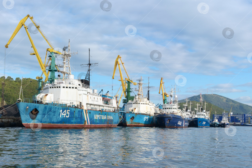 Скачать Группа военных кораблей береговой охраны Пограничной службы ФСБ России встала на якорь у причала в морском порту фотосток Ozero