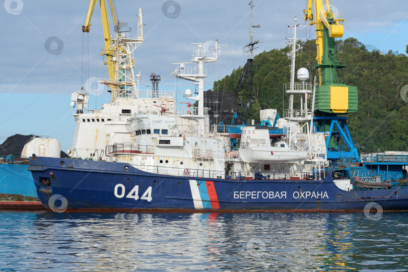 Скачать Российские военные корабли береговой охраны Пограничной службы ФСБ России встали на якорь у причала в морском порту фотосток Ozero