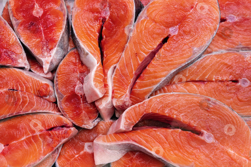 Скачать Кусочки сырой тихоокеанской красной рыбы Чавычи лосося нарезанные на стейк готовы для приготовления различных вкусных блюд фотосток Ozero
