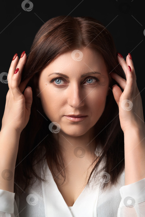 Скачать Портрет задумчивой женщины, беспокоящейся о личных проблемах, с поднятыми руками у головы, смотрящей в сторону фотосток Ozero