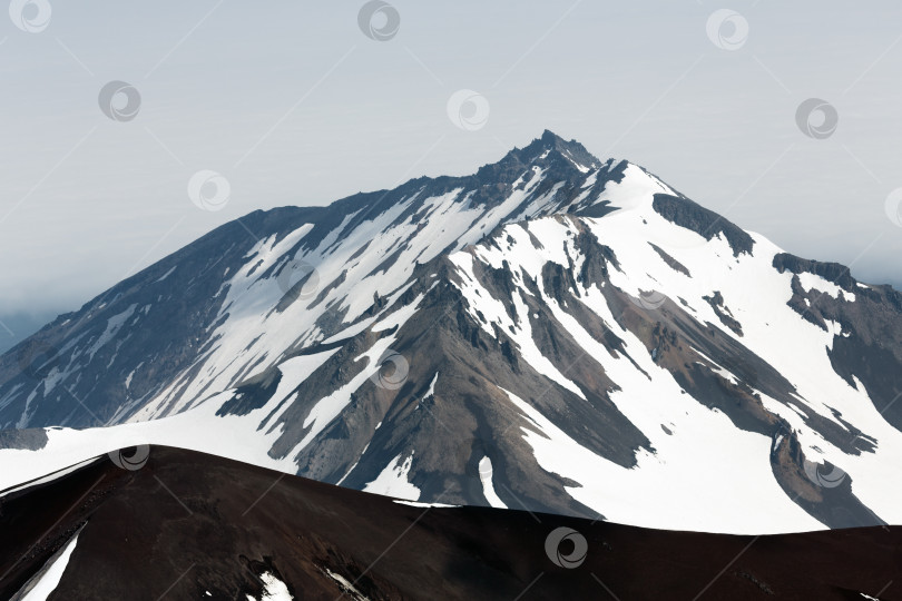 Скачать Вид на вершину Козельского вулкана из кратера Авачинского вулкана фотосток Ozero