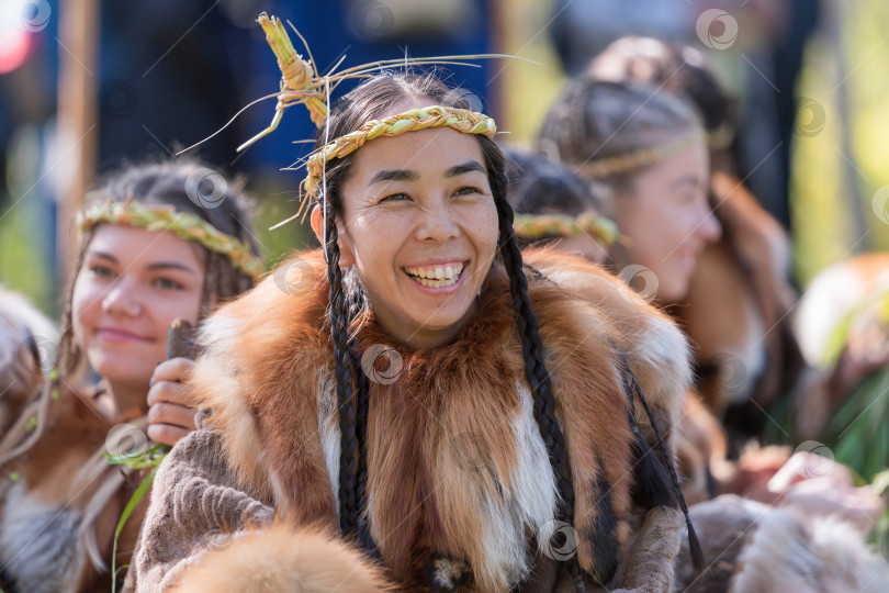 Скачать Портрет экспрессивной молодой женщины в одежде коренных жителей Камчатки фотосток Ozero