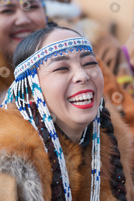 Скачать Портрет улыбающейся женщины в традиционной одежде аборигенов полуострова Камчатка. Празднование корякского национального ритуального праздника Хололо - Дня тюленя фотосток Ozero