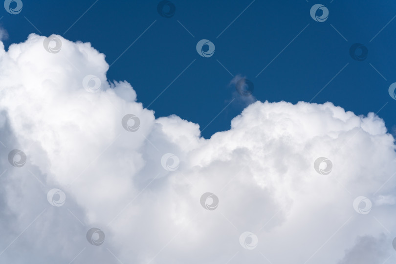 Скачать Красивые летние облака и голубое небо фотосток Ozero