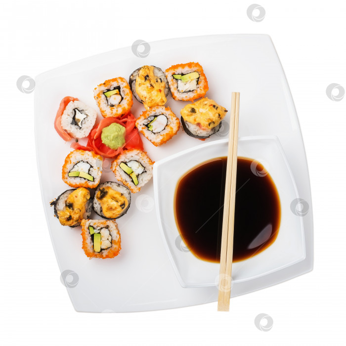 Скачать Вид сверху на блюдо с различными суши в тарелке, выделенное на белом фоне фотосток Ozero