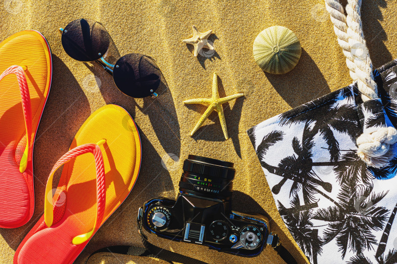Скачать Различные пляжные предметы на песке, вид сверху фотосток Ozero