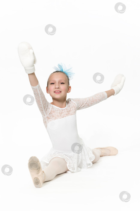 Скачать Девушка-балерина в белой юбке-пачке танцует на белом фоне фотосток Ozero