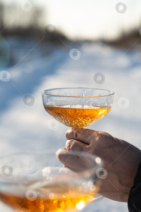 Скачать Мужчина и женщина с бокалами шампанского на фоне снега фотосток Ozero
