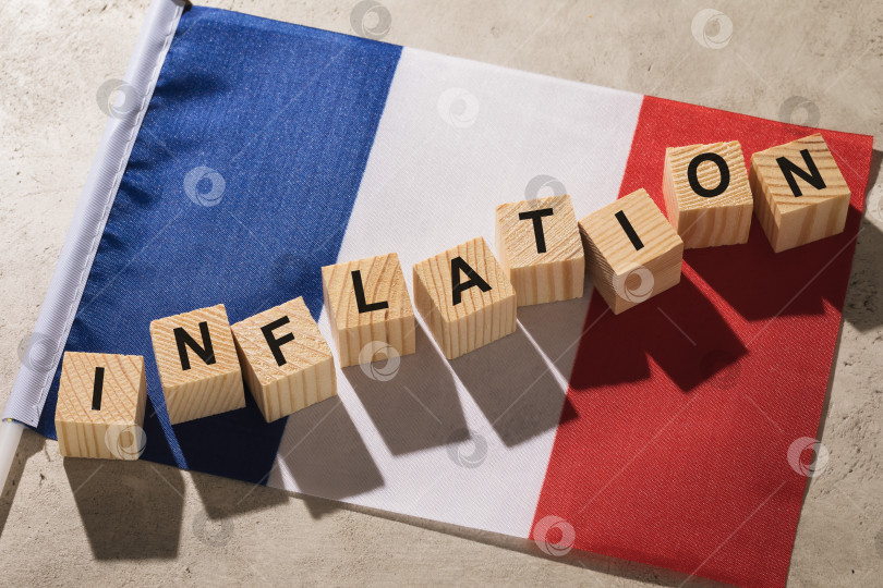 Скачать Флаг Франции и деревянные кубики с текстом, концепт на тему инфляции в стране фотосток Ozero