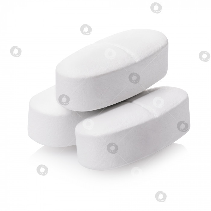 Скачать Три таблетки аспирина, выделенные на белом фоне фотосток Ozero