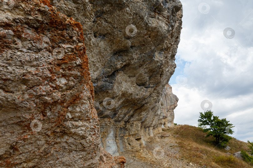 Скачать Отвесная каменная стена скалы Йерах-Хюль фотосток Ozero