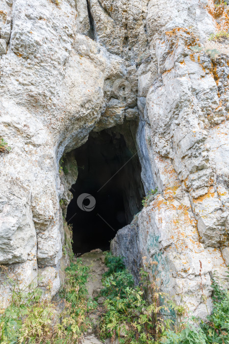 Скачать Иограф (пещера) - большая карстовая пещера на хребте Иограф с небольшим входом в один высокий зал. фотосток Ozero