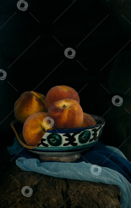 Скачать Свежие персики в традиционной восточной миске фотосток Ozero