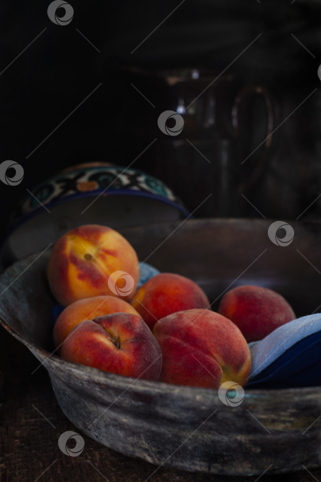 Скачать Свежие персики в металлической миске в деревенском стиле фотосток Ozero