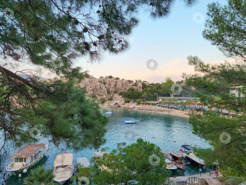 Скачать Красивый отель с пляжем в курортном поселке Турунч, Турция фотосток Ozero