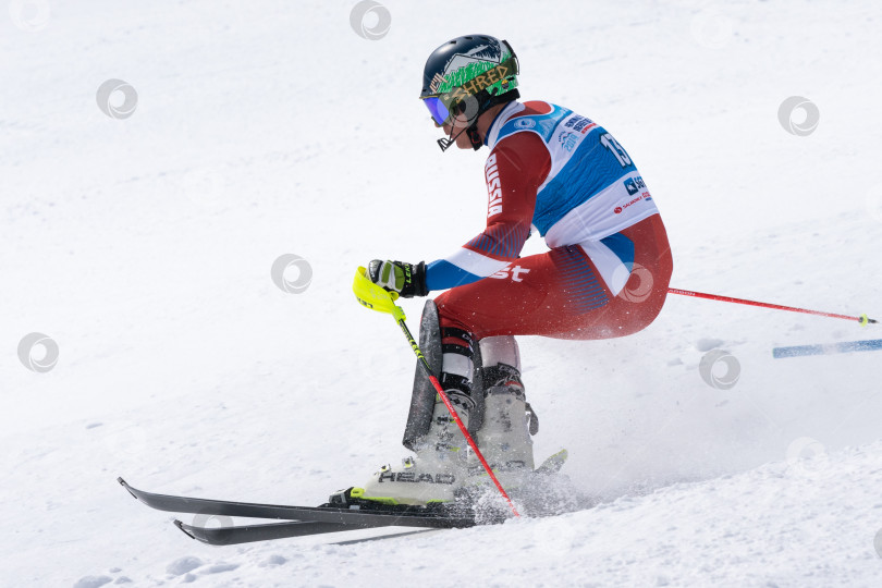 Скачать Горнолыжник, спускающийся с горы. Чемпионат России по горнолыжному спорту, слалом фотосток Ozero