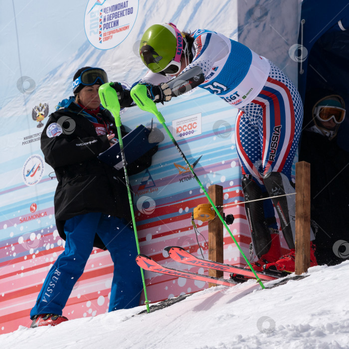 Скачать Горнолыжник на старте. Чемпионат России по горнолыжному спорту, слалом фотосток Ozero